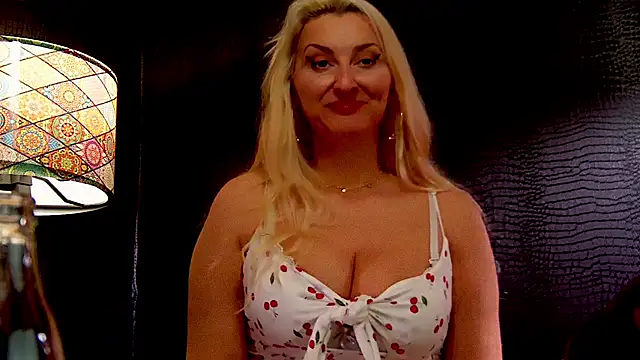 LeticiaReys online show from December 18, 2025, 7:50 pm