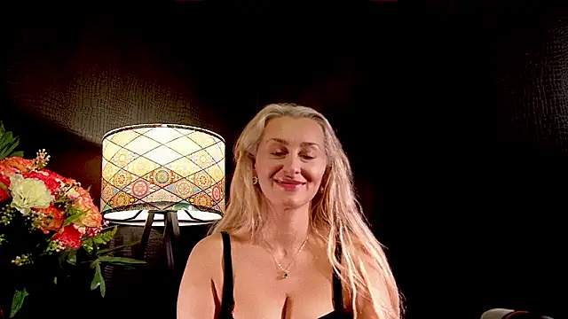LeticiaReys online show from October 21, 2025, 8:30 pm