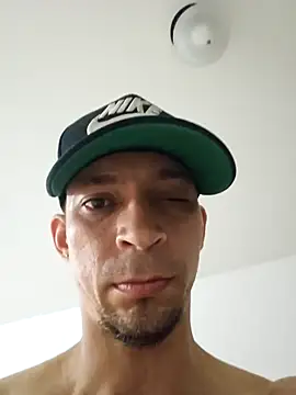 Snapshot of Racso100 chatting on February 8, 2026, 12:25 pm Racso100 online show from February 8, 2026, 12:25 pm