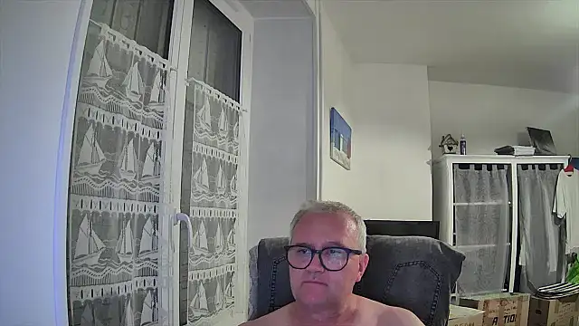 Snapshot of macdut67 chatting on July 19, 2026, 12:52 am macdut67 online show from July 19, 2026, 12:52 am