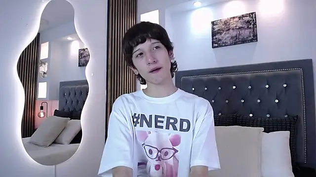 Snapshot of Emo_Boy_ chatting on March 5, 2026, 8:05 pm Emo Boy online show from March 5, 2026, 8:05 pm