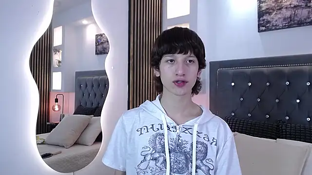 Snapshot of Emo_Boy_ chatting on March 28, 2026, 8:32 pm Emo Boy online show from March 28, 2026, 8:32 pm