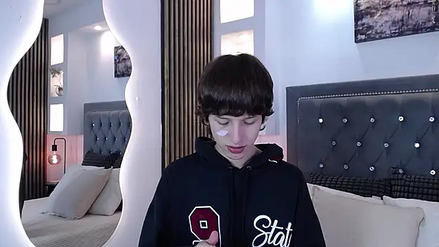 Snapshot of Emo_Boy_ chatting on April 10, 2026, 8:27 pm Emo Boy online show from April 10, 2026, 8:27 pm