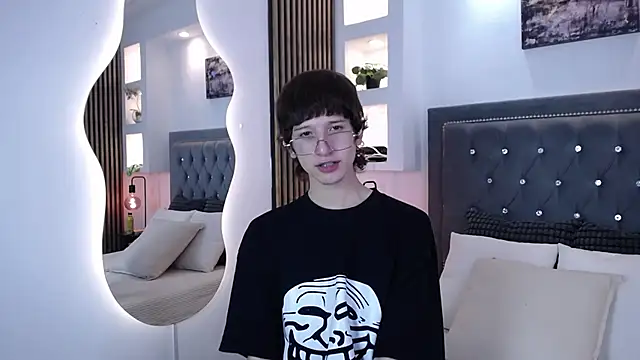 Snapshot of Emo_Boy_ chatting on March 25, 2026, 8:19 pm Emo Boy online show from March 25, 2026, 8:19 pm