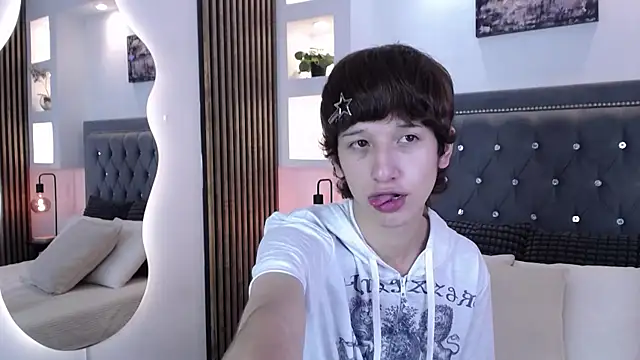 Snapshot of Emo_Boy_ chatting on April 13, 2026, 8:24 pm Emo Boy online show from April 13, 2026, 8:24 pm