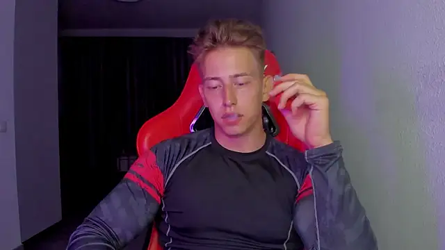 Snapshot of find0m_master chatting on November 12, 2025, 8:34 pm find0m master online show from November 12, 2025, 8:34 pm