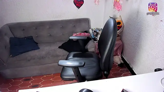 Snapshot of Emilycollei chatting on April 3, 2026, 7:20 pm Emilycollei online show from April 3, 2026, 7:20 pm