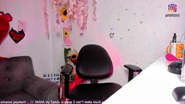 Snapshot of Emilycollei chatting on March 15, 2026, 4:30 am Emilycollei online show from March 15, 2026, 4:30 am