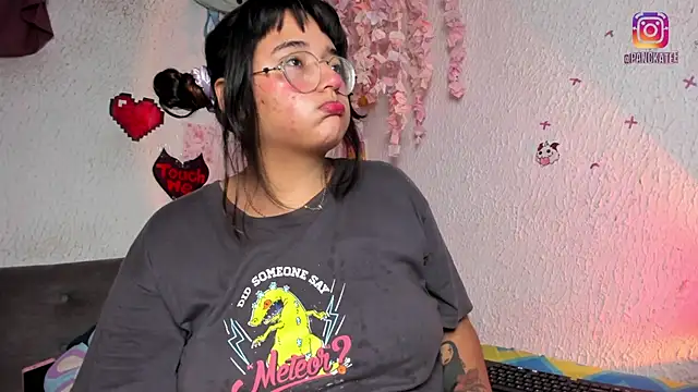 Snapshot of Emilycollei chatting on April 7, 2026, 4:14 am Emilycollei online show from April 7, 2026, 4:14 am