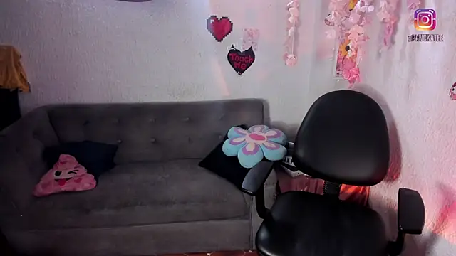 Snapshot of Emilycollei chatting on March 24, 2026, 6:19 pm Emilycollei online show from March 24, 2026, 6:19 pm