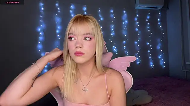 myprettylola online show from November 29, 2025, 7:36 pm