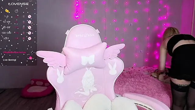 myprettylola online show from April 7, 2026, 9:16 pm