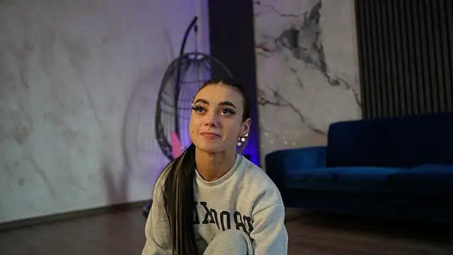 RachelRavee online show from April 12, 2026, 4:27 am