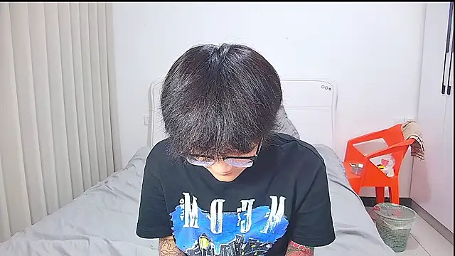 KK-cuteboy online show from May 27, 2026, 1:18 pm
