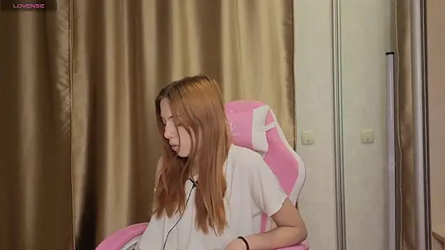 lilliaqueen online show from November 21, 2025, 3:44 pm