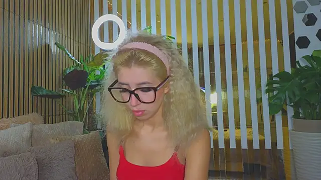 Snapshot of Violetttttta chatting on October 12, 2025, 8:43 pm Violetttttta online show from October 12, 2025, 8:43 pm