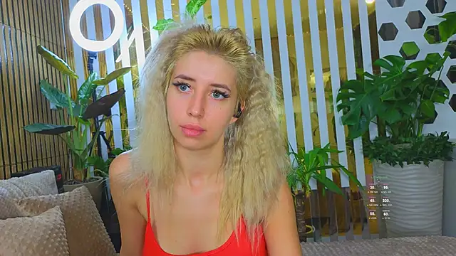 Snapshot of Violetttttta chatting on October 14, 2025, 9:21 am Violetttttta online show from October 14, 2025, 9:21 am
