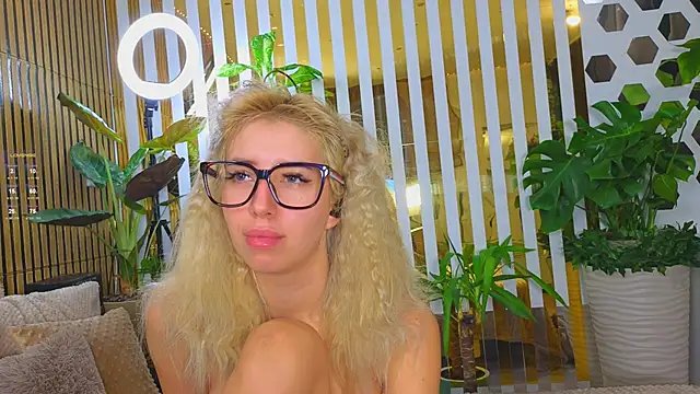 Snapshot of Violetttttta chatting on October 13, 2025, 8:49 am Violetttttta online show from October 13, 2025, 8:49 am