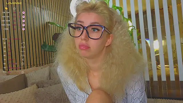 Snapshot of Violetttttta chatting on October 11, 2025, 8:32 pm Violetttttta online show from October 11, 2025, 8:32 pm