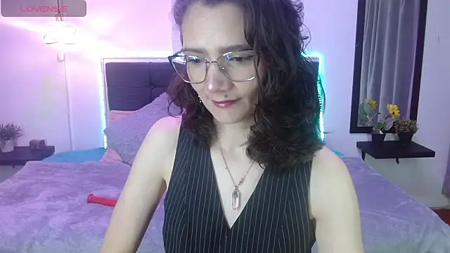 Dafne xx  online show from October 17, 2025, 1:24 pm