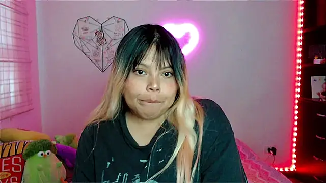 Snapshot of EllieMoonX chatting on February 19, 2026, 10:51 pm EllieMoonX online show from February 19, 2026, 10:51 pm