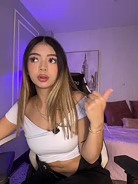 HoneyMollyX online show from April 10, 2026, 1:07 pm