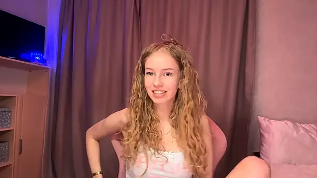 Snapshot of LunaCrave chatting on April 16, 2026, 9:39 pm LunaCrave online show from April 16, 2026, 9:39 pm
