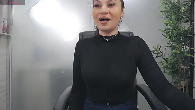 Snapshot of YaraXCox chatting on January 13, 2026, 5:22 am YaraXCox online show from January 13, 2026, 5:22 am