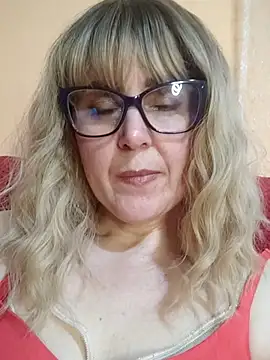 Amelialove42 online show from May 9, 2026, 4:32 pm