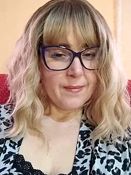Amelialove42 online show from May 8, 2026, 1:15 pm