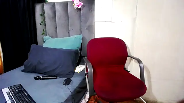 Kelly-001 online show from December 4, 2025, 1:54 pm