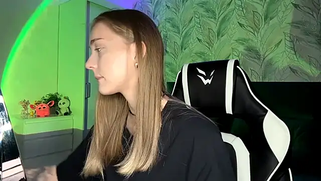 EvaPeace online show from November 12, 2025, 5:28 pm