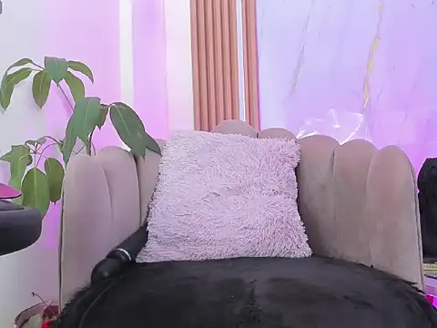 little  Chloee  online show from November 13, 2025, 8:29 am