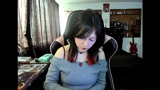 Maki Zein  online show from November 12, 2025, 5:28 pm