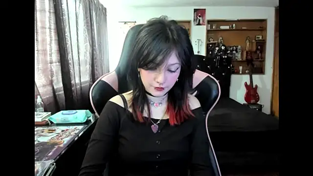 Maki Zein  online show from November 13, 2025, 5:39 pm