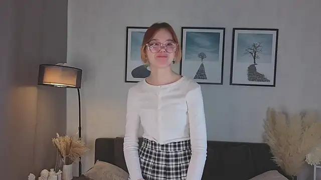 LinhFerrales online show from October 19, 2025, 10:07 am
