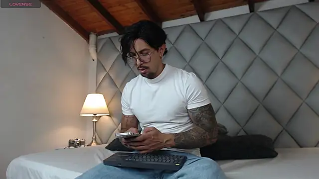 Liam Espinoza online show from October 19, 2025, 7:49 pm