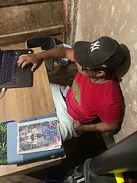 Snapshot of Morrohot13 chatting on October 30, 2025, 8:39 pm Morrohot13 online show from October 30, 2025, 8:39 pm