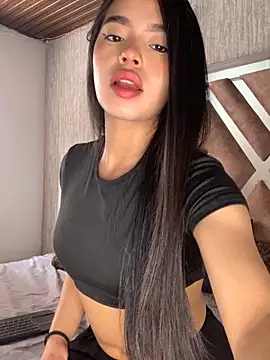 LunaMoore Pink online show from October 25, 2025, 1:01 pm