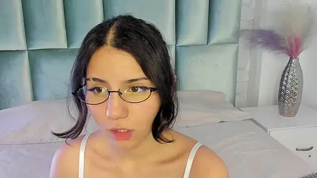HollyPeach online show from May 12, 2026, 8:15 pm
