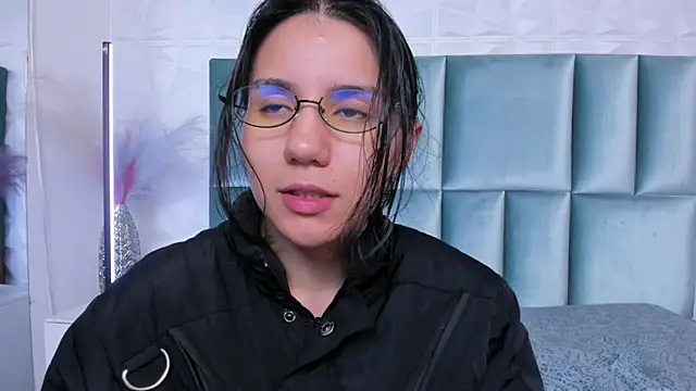 HollyPeach online show from June 29, 2026, 6:42 am