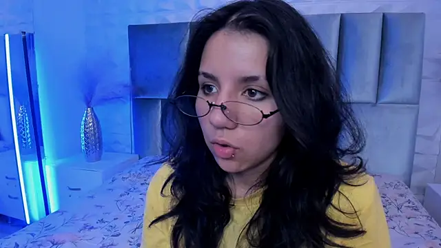 HollyPeach online show from July 28, 2026, 7:39 pm