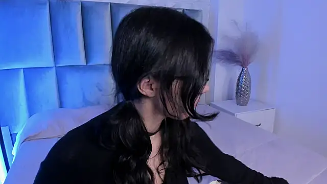 HollyPeach online show from May 18, 2026, 7:51 pm