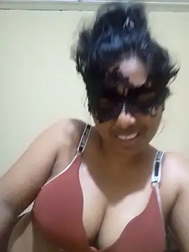 Expose Queen online show from March 24, 2026, 5:46 pm