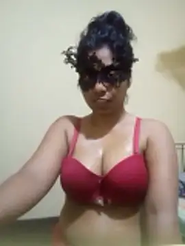 Expose Queen online show from December 2, 2025, 4:52 pm