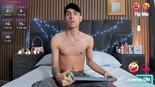 DerryAndIzzy online show from October 18, 2025, 3:52 am