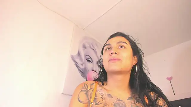 BiancaValentinna online show from November 10, 2025, 5:18 pm