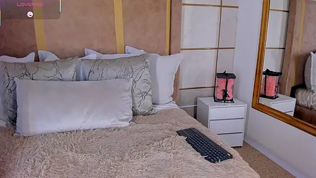 Snapshot of lyrabellini chatting on December 22, 2025, 10:48 am lyrabellini online show from December 22, 2025, 10:48 am