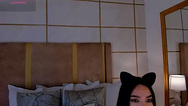 Snapshot of lyrabellini chatting on February 27, 2026, 11:43 am lyrabellini online show from February 27, 2026, 11:43 am