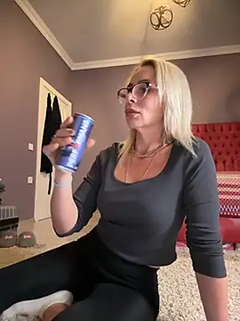 Snapshot of ElenabonyX chatting on November 11, 2025, 4:46 pm ElenabonyX online show from November 11, 2025, 4:46 pm